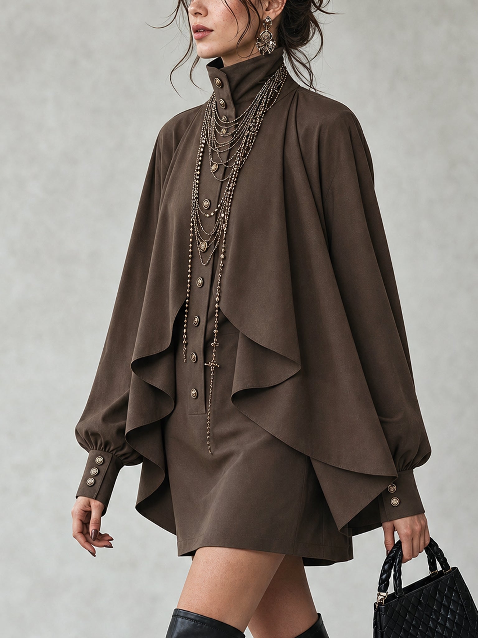 Chocoladebruine mini-jurk met hoge kraag en capedetail