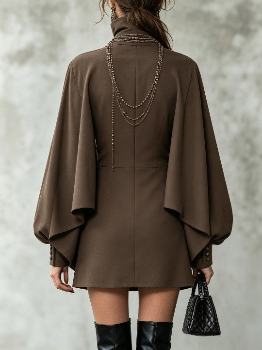 Chocoladebruine mini-jurk met hoge kraag en capedetail