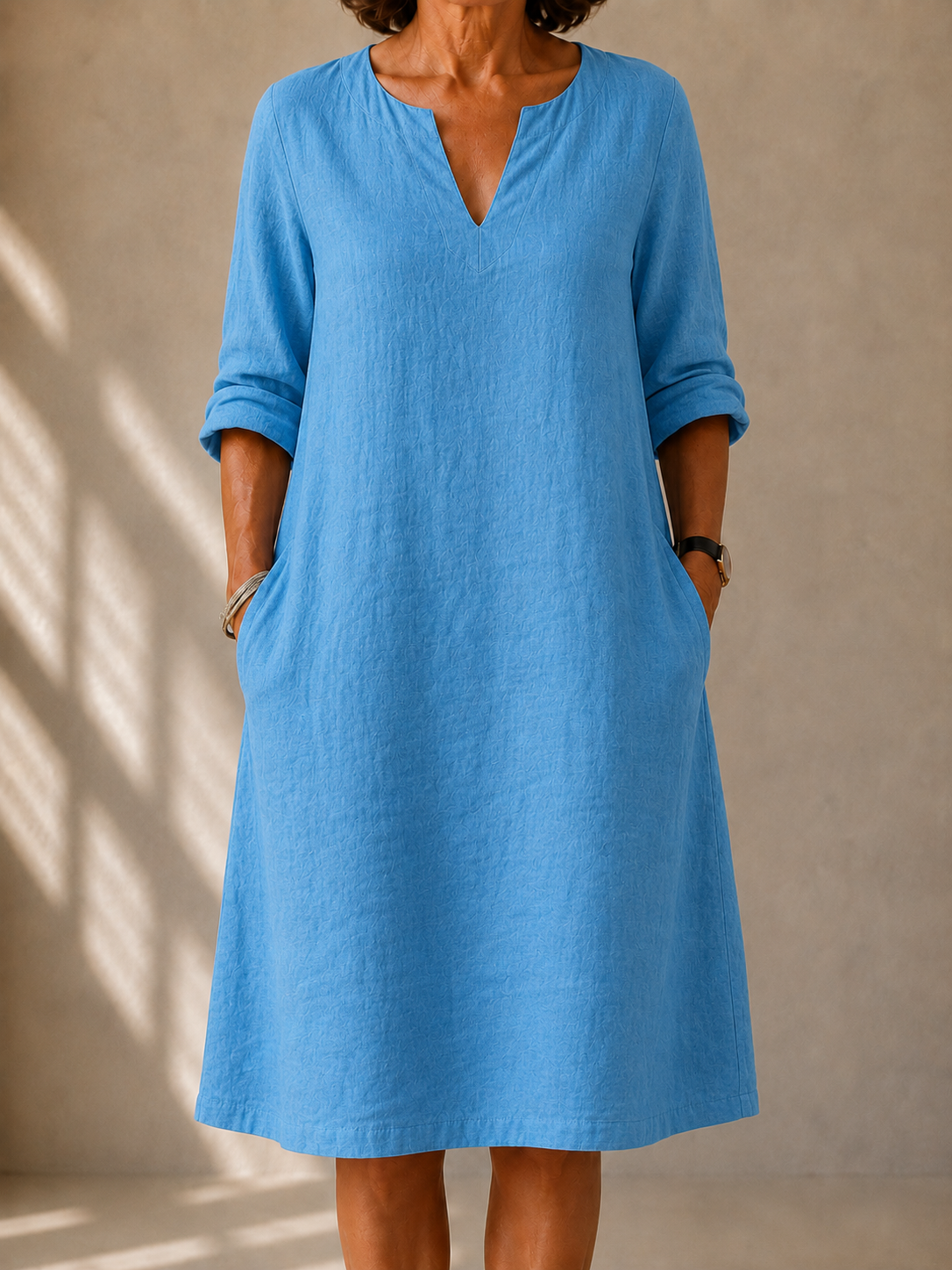 Claire helderblauwe jurk met V-hals