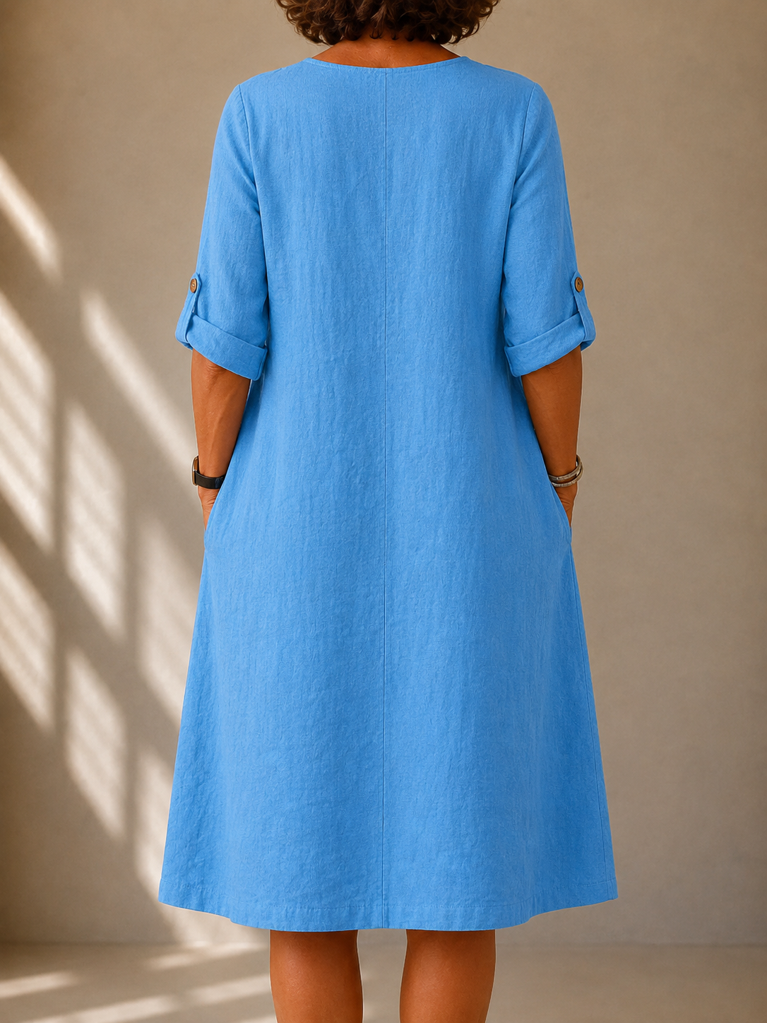 Claire helderblauwe jurk met V-hals