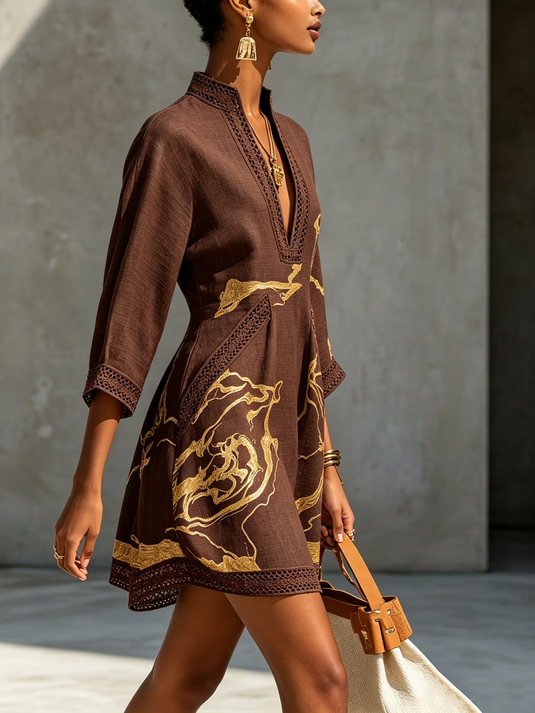 Mini-jurk van gehaakt kant met gouden print in chocoladebruin