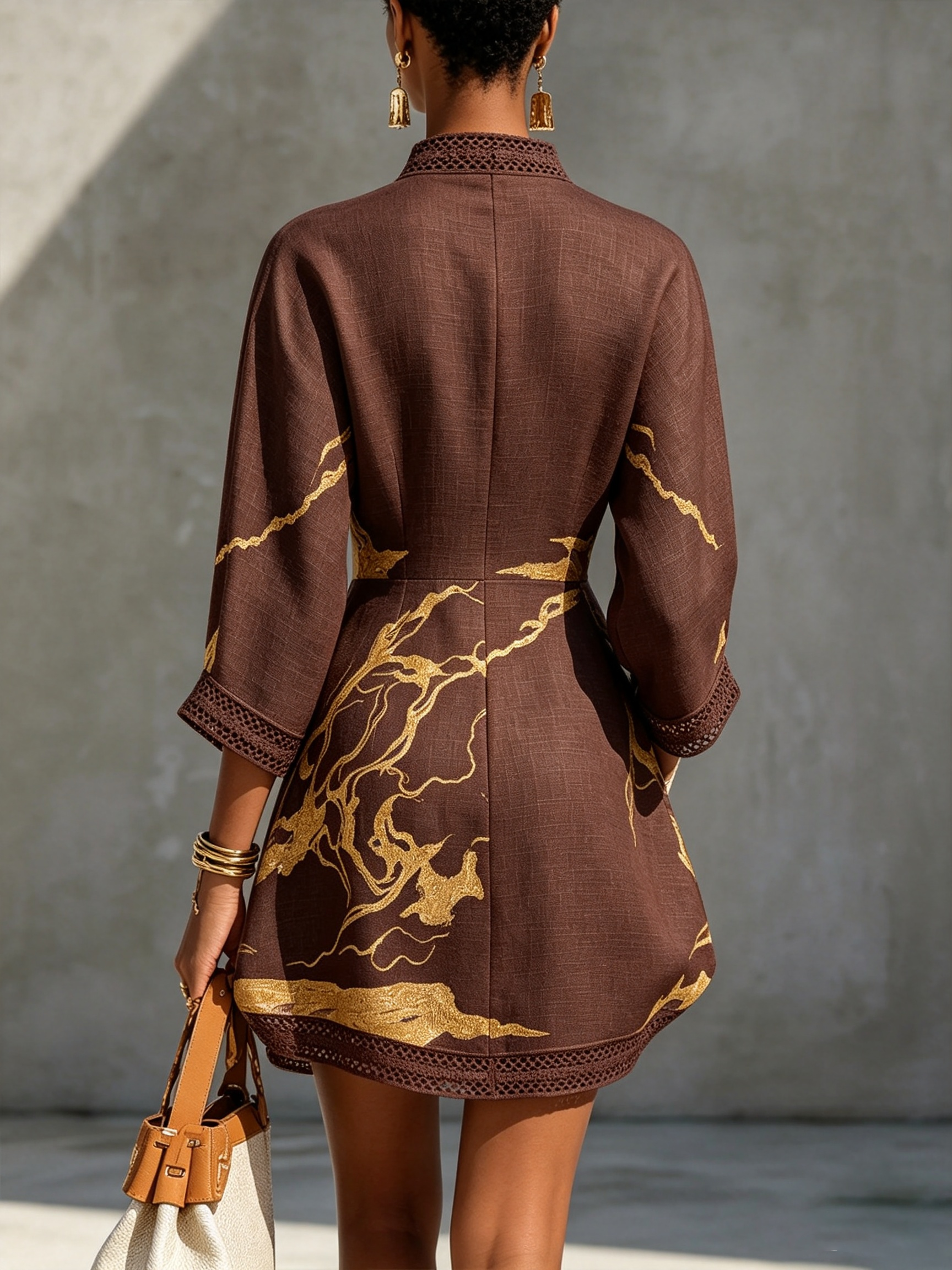 Mini-jurk van gehaakt kant met gouden print in chocoladebruin