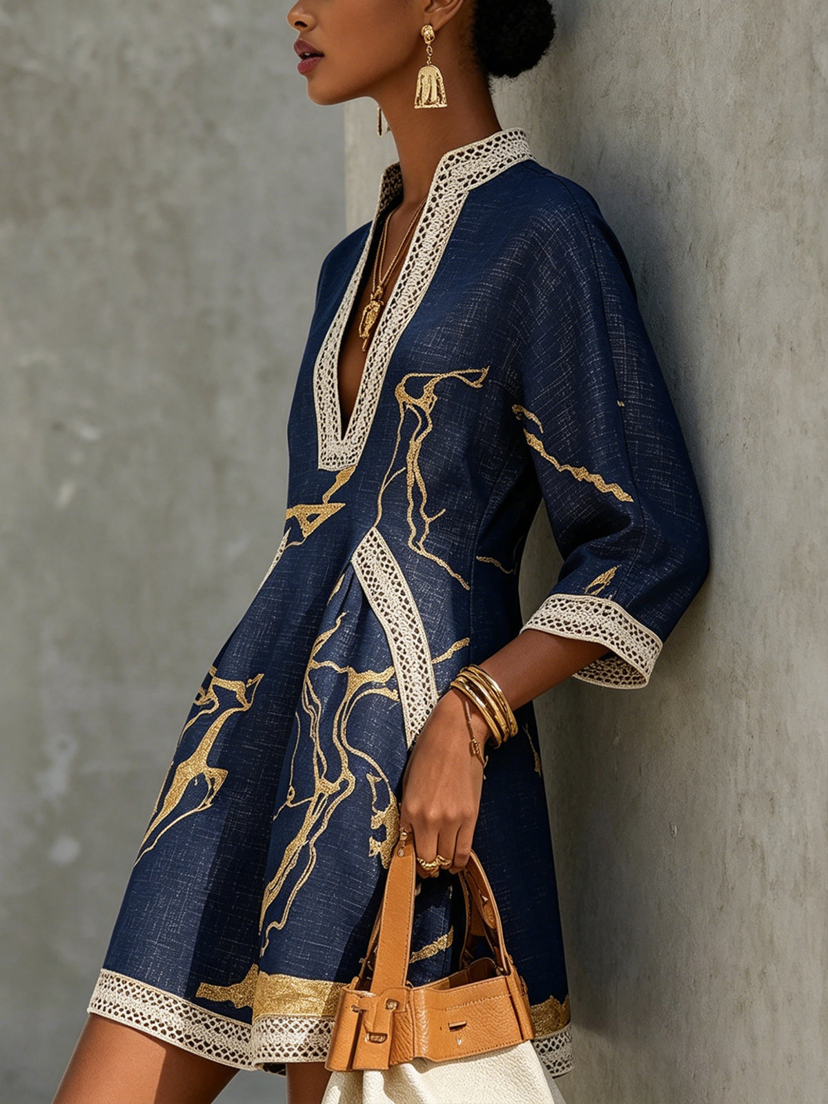 Mini-jurk van gehaakt kant met gouden print in marineblauw