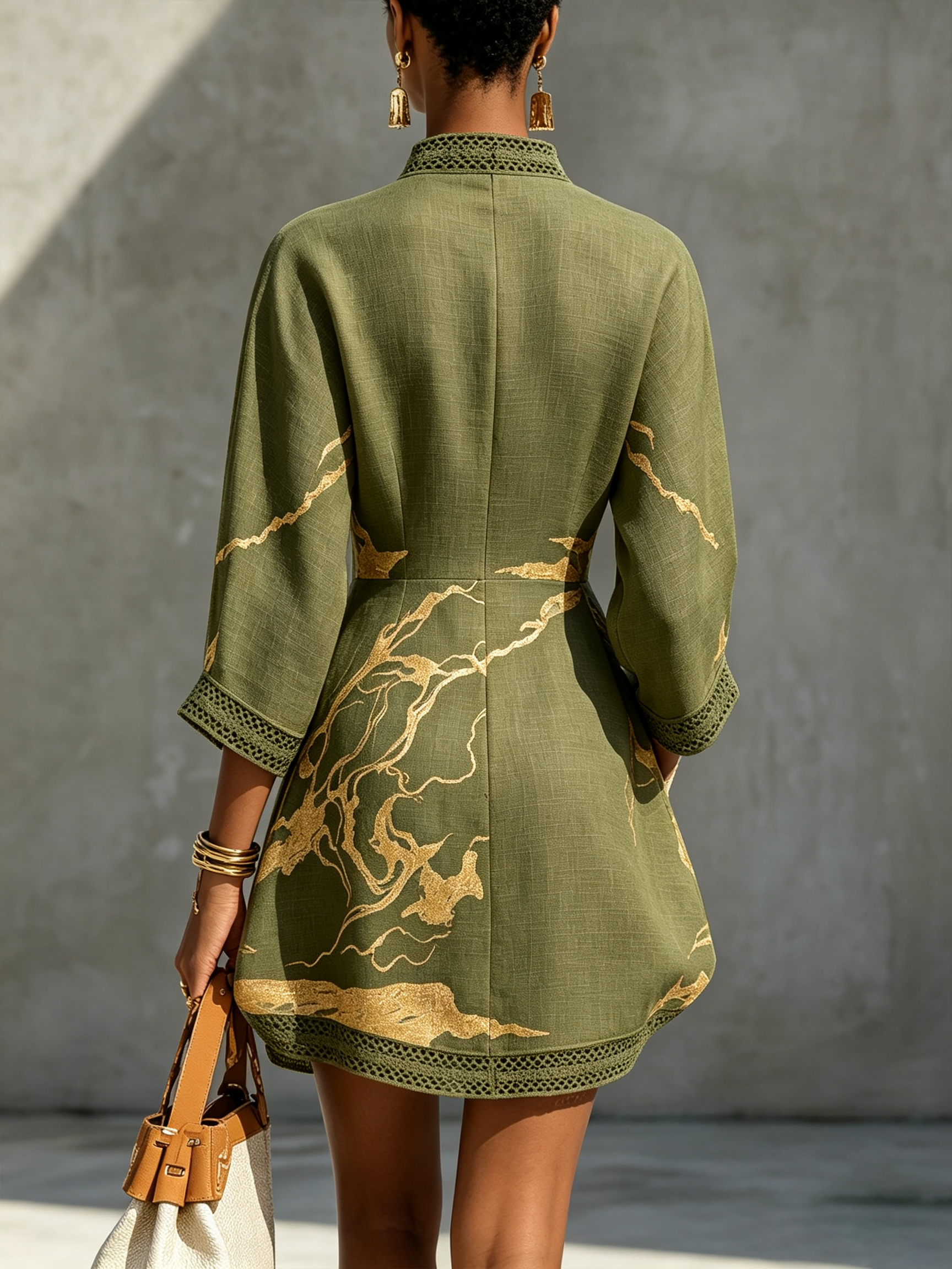 Mini-jurk van gehaakt kant met gouden print in olijfgroen