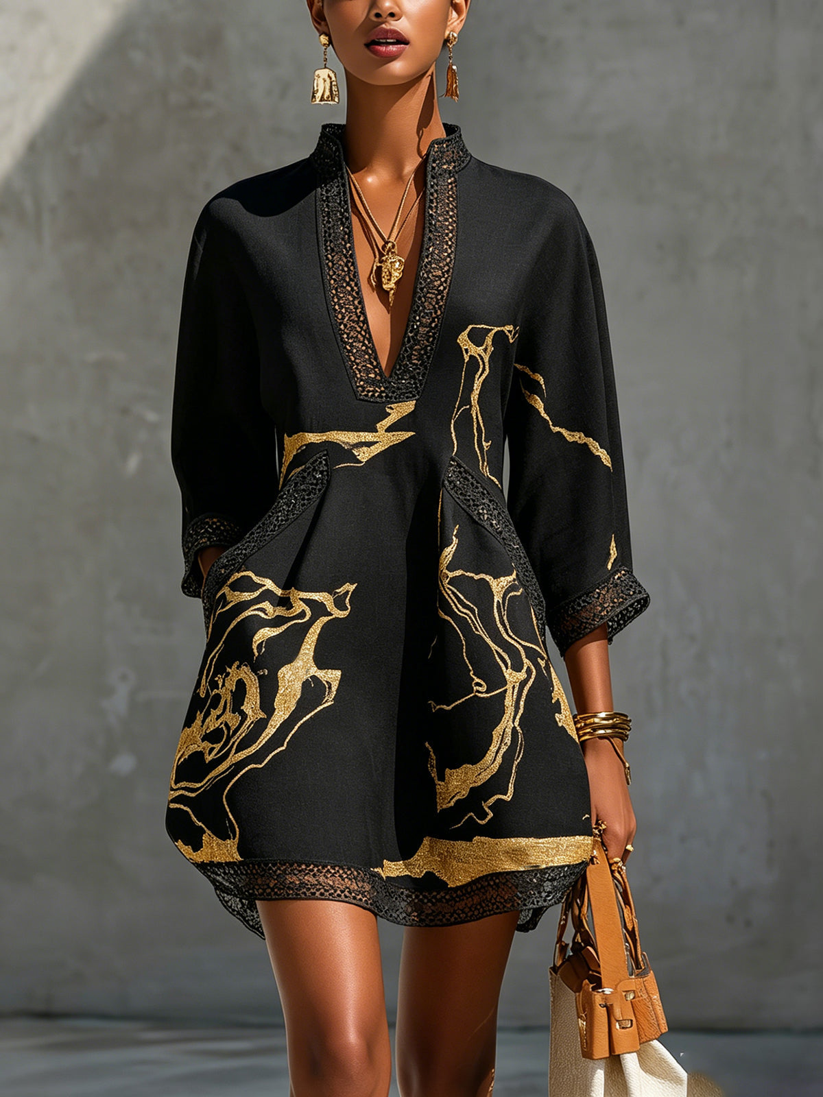 Mini-jurk van gehaakt kant met gouden print in zwart