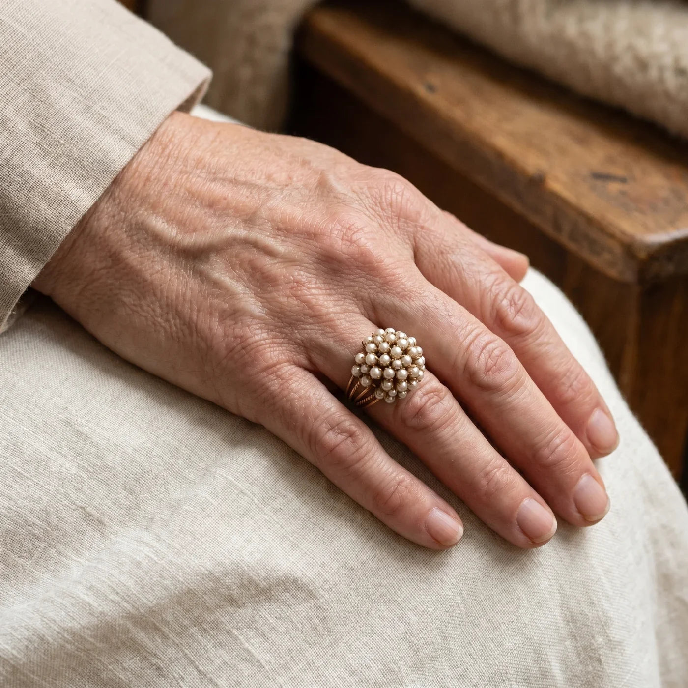 Klassieke gouden ring met ingelegde parel