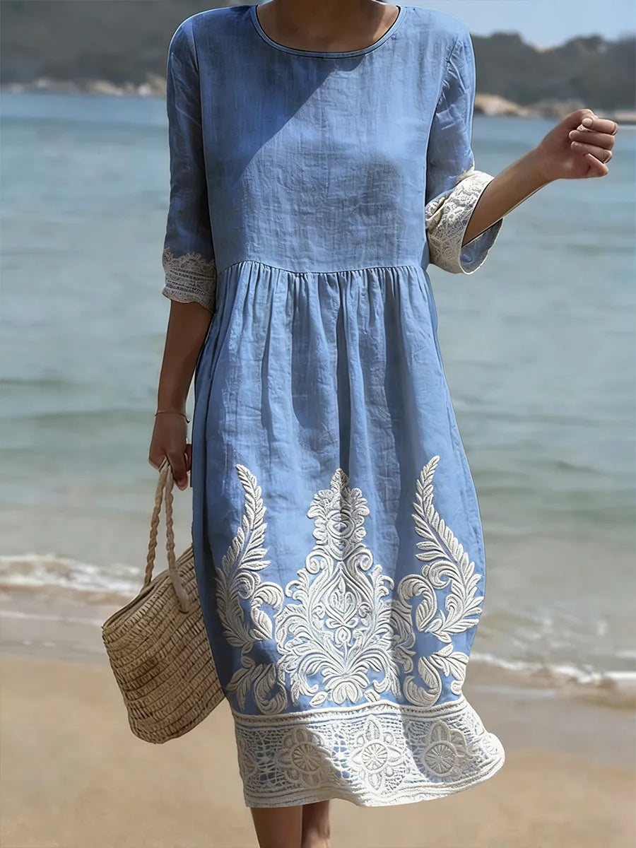 Katrien | Blauwe strandjurk met witte kantprint