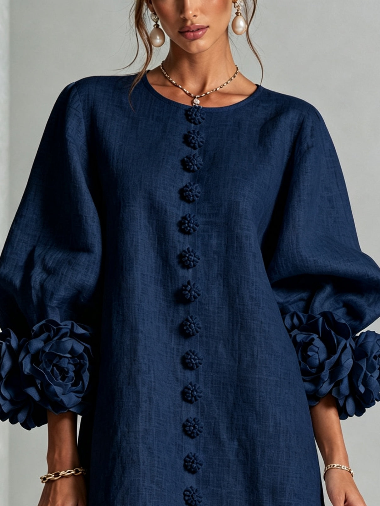 Marineblauwe mini-jurk met bloemenprint en knopen