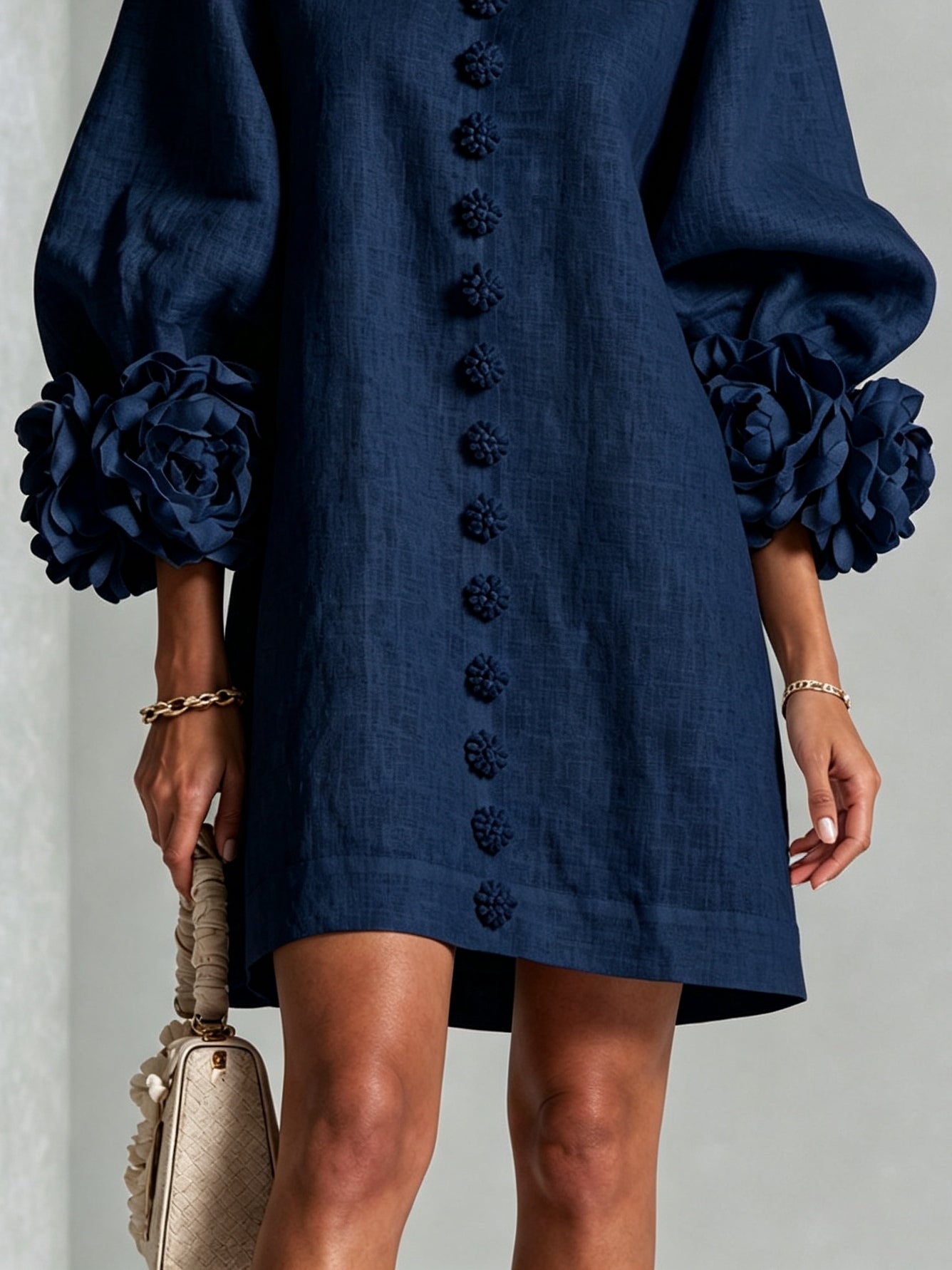 Marineblauwe mini-jurk met bloemenprint en knopen