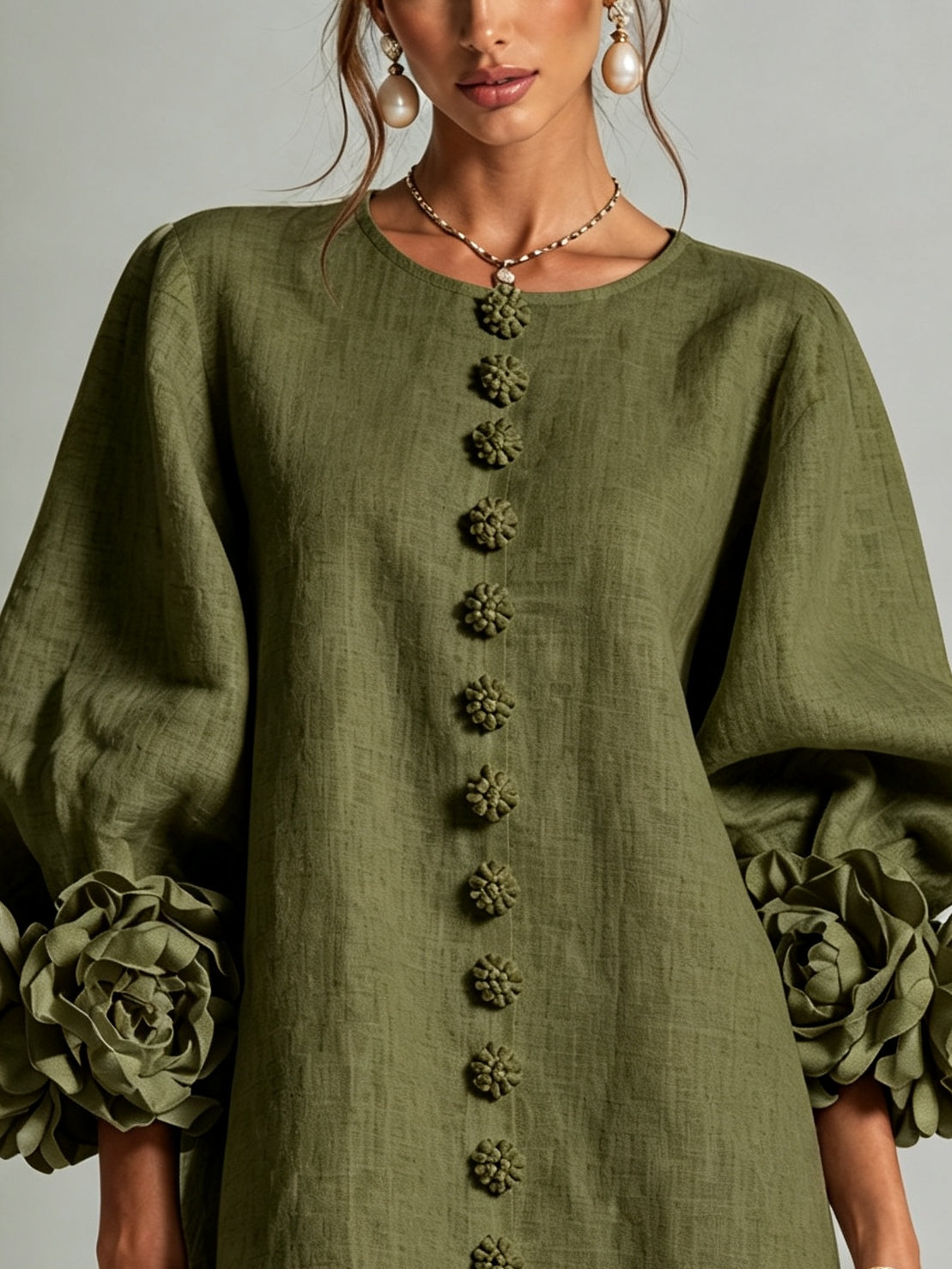 Olijfgroene mini-jurk met bloemenprint en knopen