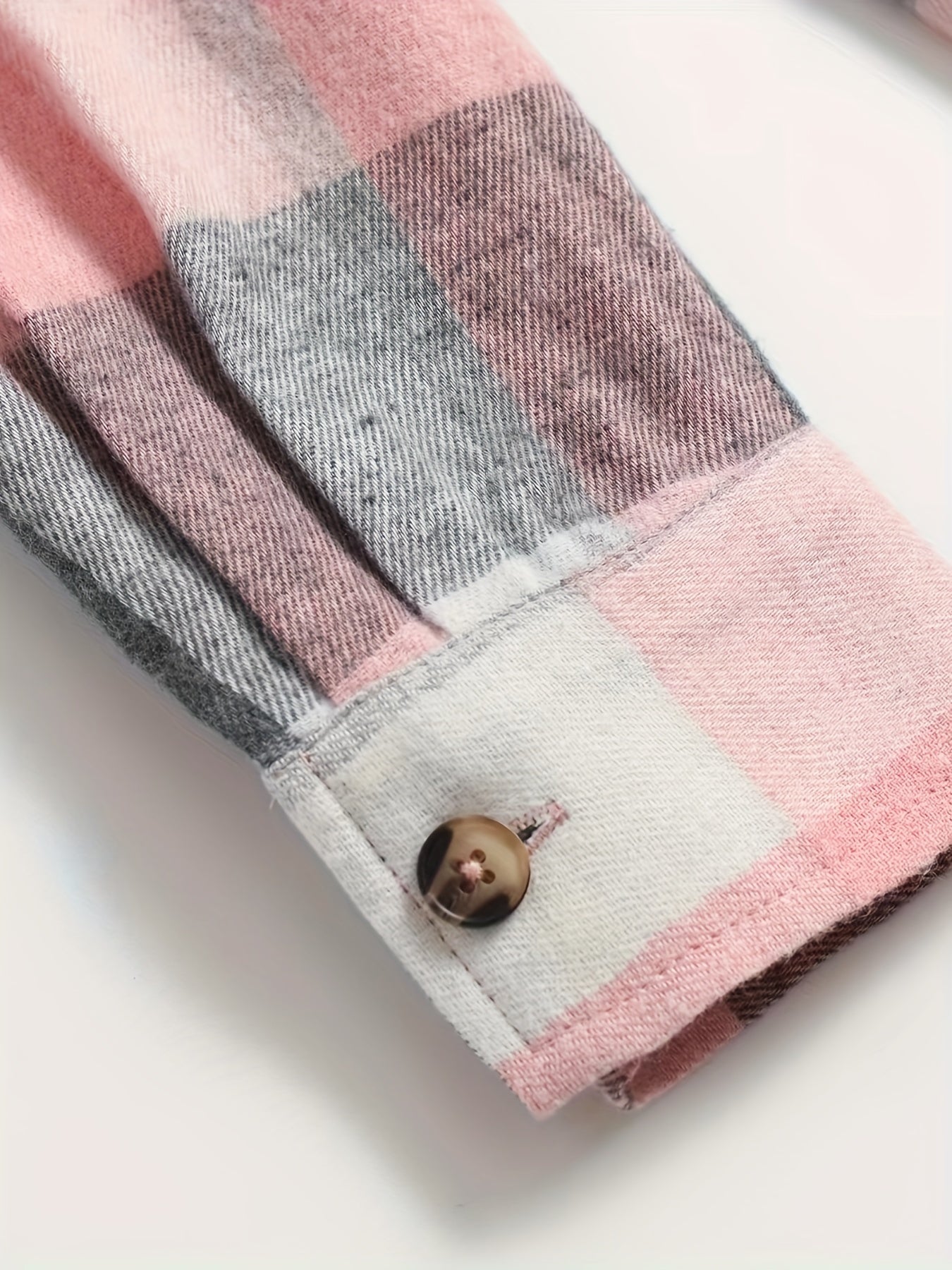 Detail van de manchet met knoopje