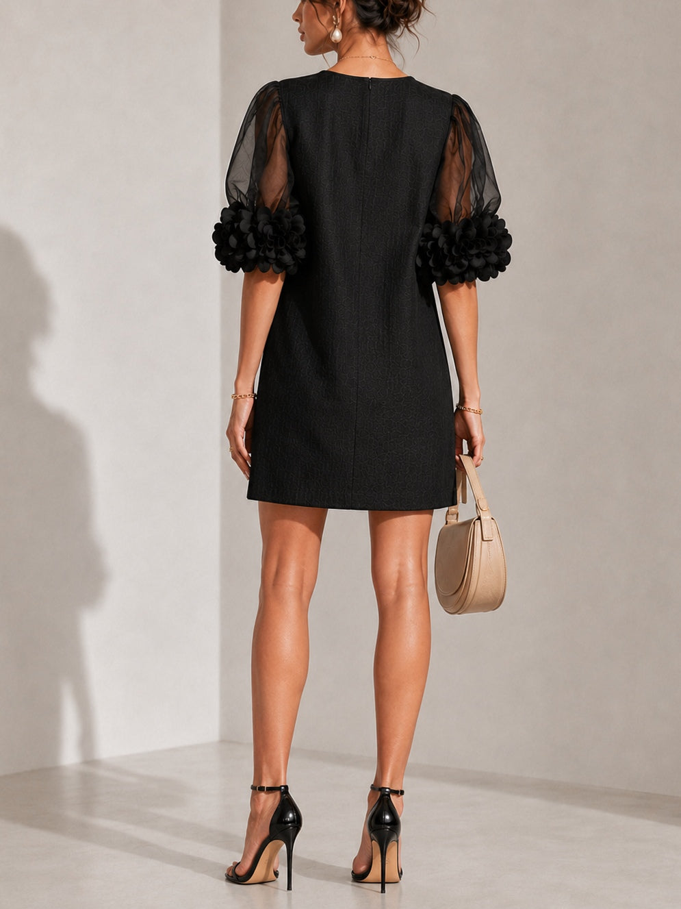 Zwarte mini-jurk van organza met pofmouwen